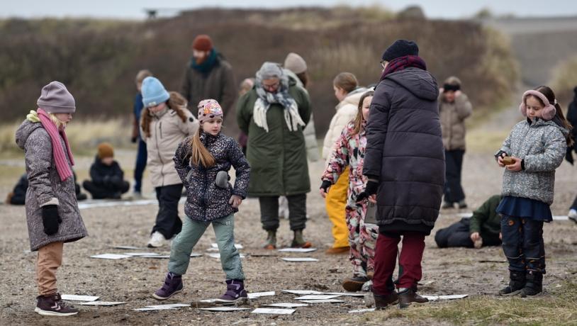 børn og vendespil på stranden