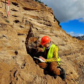 Dating DK. Geologer i arbejdstøj undersøger hovedopholdslinjen